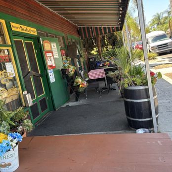 Ma 'n Pa Grocery - Shared outdoor seating - Grocery Near Me - Long Beach, California Ma 'n Pa Grocery - Shared outdoor seating - Grocery Near Me - Long Beach, California