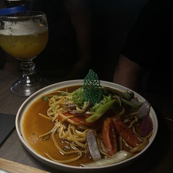 Tavern 517 - Tallarín saltado - New American Near Me - Garfield, New Jersey