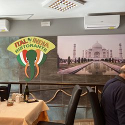 ITAL INDIA Restaurant HALAL FOODS - Walkway up to inside tables