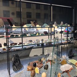 Good Earth Rocks Gallery - Good Earth Rocks Gallery: Inside: Shelves & Displays of rocks (8/24/2022)