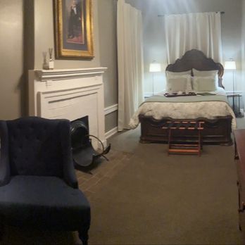 Talbott Inn - Panoramic view of Lincoln suite of the bedroom and sitting area - Hotels Near Me - Bardstown, Kentucky Talbott Inn - Panoramic view of Lincoln suite of the bedroom and sitting area - Hotels Near Me - Bardstown, Kentucky