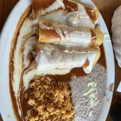 La Fuente - Chicken enchiladas with beans and rice