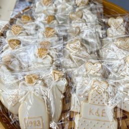 Individually packaged cookies: champagne bottle and anniversary cake