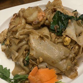 Peppermint Thai Cuisine - Pad See Ew with chicken and shrimp - Thai Near Me - Pepper Pike, Ohio Peppermint Thai Cuisine - Pad See Ew with chicken and shrimp - Thai Near Me - Pepper Pike, Ohio