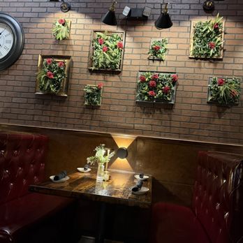 Fusion Grill & Bar - Dining room decor - Burgers Near Me - Katy, Texas Fusion Grill & Bar - Dining room decor - Burgers Near Me - Katy, Texas