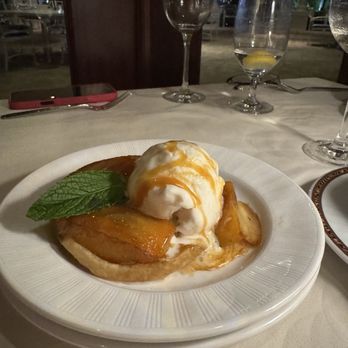 Caxambas - Apple pie dessert - American Near Me - Naples, Florida Caxambas - Apple pie dessert - American Near Me - Naples, Florida