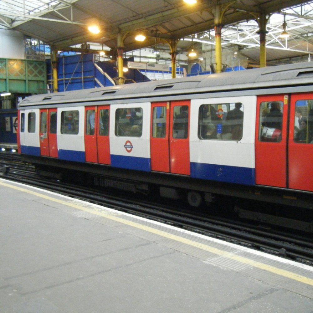 Farringdon Train Station - Circle Line train at Farringdon - Train Stations Near Me - London, XGL