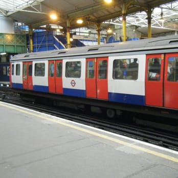 Farringdon Train Station - Circle Line train at Farringdon - Train Stations Near Me - London, XGL