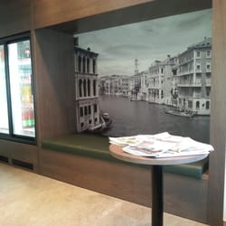 Stilrent interiør med bilder av Venezia på veggen.