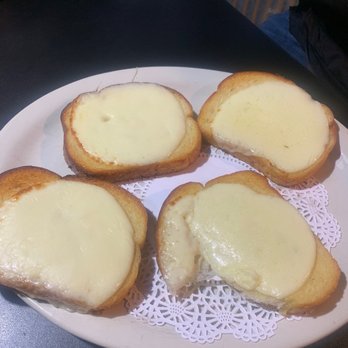 Mo's Seafood - Garlic Bread with Cheese Basket - Seafood Near Me - Middle River, Maryland