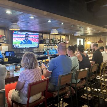 Lou Malnati's Pizzeria - Bar - Pizza Near Me - Chicago, Illinois