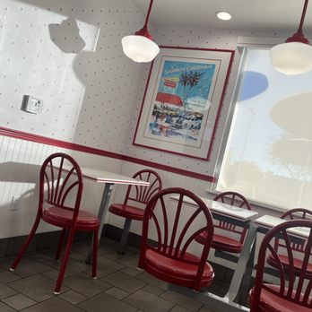 In-N-Out Burger - Seating area - Burgers Near Me - Phoenix, Arizona In-N-Out Burger - Seating area - Burgers Near Me - Phoenix, Arizona