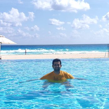 Iberostar Selection Cancún - Infinity pool with drinks service - Hotels Near Me - Cancún, ROO