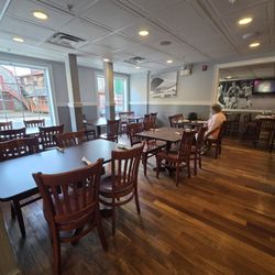 Oliveiras Restaurant Peabody - Dining area