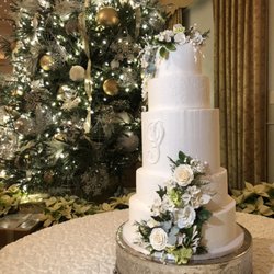 Mary Virginia Cakes - A lovely Christmas wedding with sugar flowers adorning the cake.