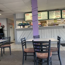 Tano's Pizza - Interior