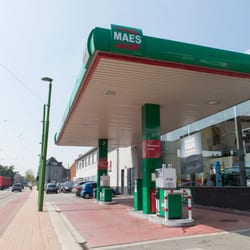 Maes - Voor de Toyota garage.