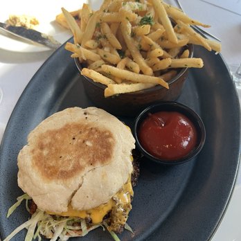 TRIS - Happy hour burger with truffle fries - New American Near Me - The Woodlands, Texas TRIS - Happy hour burger with truffle fries - New American Near Me - The Woodlands, Texas