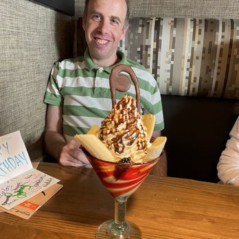 Oswego Grill at Columbia Shores - Birthday sundae - American Near Me - Vancouver, Washington