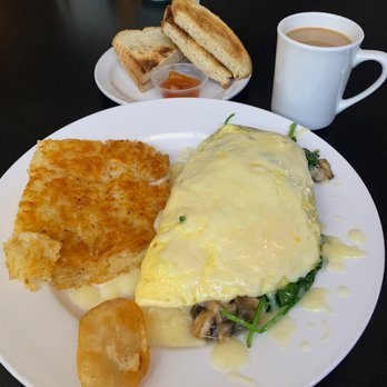 Hozy's Grill - Mushroom omelette, hash brown potatoes (and a sample of my home-fried potato. - New American Near Me - Santa Paula, California