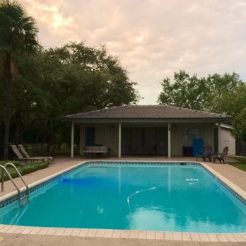 Live Oaks B&B - Pool facing casita room - Bed & Breakfast Near Me - Uvalde, Texas