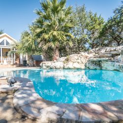 TNT Hill Country Getaways - Large Diving Pool and Pool Cabana Bar