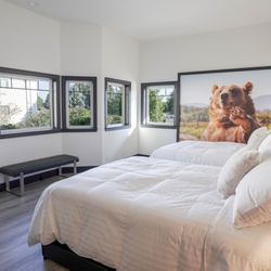 Room 106: Sleeps 4 - ADA - Level entry SE corner room with vaulted ceiling, movable bench + unique wall mural - Two Queen Bed