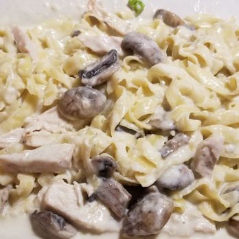 Bravo Restaurant - Fettuccini with chicken and mushrooms - Italian Near Me - Aiea, Hawaii