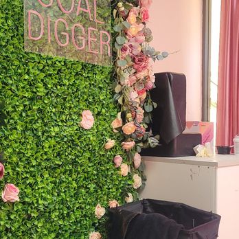 Plush Studio Beauty Bar - Carson - Wash room - Hair Salons Near Me - Carson, California Plush Studio Beauty Bar - Carson - Wash room - Hair Salons Near Me - Carson, California