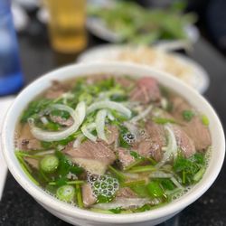 Pho 45 - Pho tai chin nam with large noodle - the broth was not piping hot that day, por qué no muy caliente? Por qué !?? I still lai you