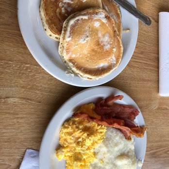 Huskers Cafe - Breakfast & Brunch Near Me - Stone Mountain, Georgia
