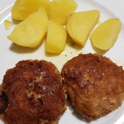 Restaurant Landgasthof Emden - Frikadellen mit Salzkartoffeln