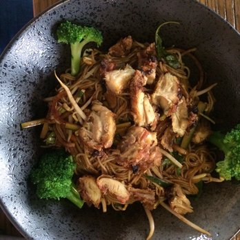 Kaoo - Reisnudeln mit knusprigen Hühnerfleisch und Brokoli - Asian Fusion Near Me - Vienna, 9