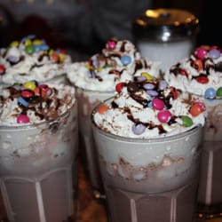 Café de la Presse - Le bon Super Chocolate Mokka Company; chocolat-chaud-mashmallow-sirop-crème-fraiche-smarties! (Renommé depuis, ingrédients pareils.)