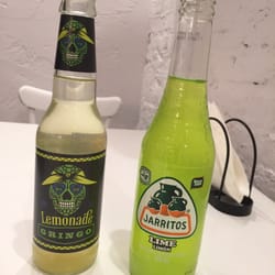 Gringo Bar - Z lewej brandowana przez Gringo bar lemoniada, z prawej oryginalna Meksykańska oranżada