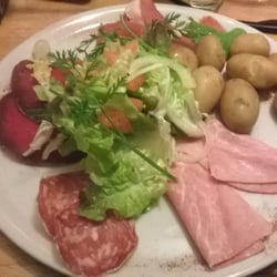 Le Némo - Assiette de charcuterie, pommes de terre et salade pour la raclette
