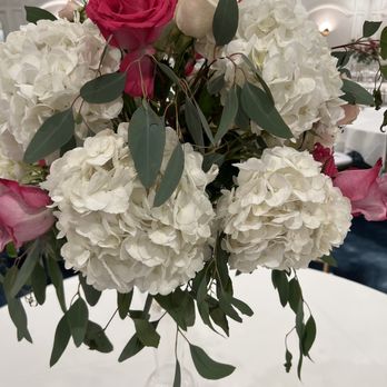 Glitzy Event Rentals - Big gaps in the flower arrangement that could've been filled. - Party Equipment Rentals Near Me - Lakewood, California Glitzy Event Rentals - Big gaps in the flower arrangement that could've been filled. - Party Equipment Rentals Near Me - Lakewood, California