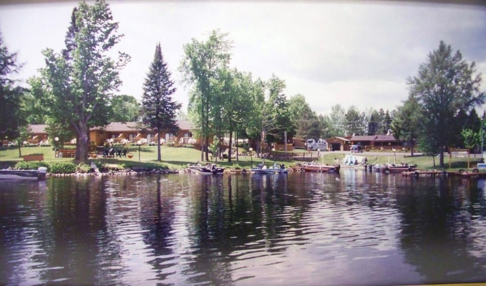 NELSON LAKE LANDING Updated September 2024 10345 N Dam Rd, Hayward, Wisconsin Resorts