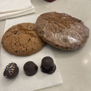 Tulip Bake Shop - Bakeries Near Me - Floral Park, New York