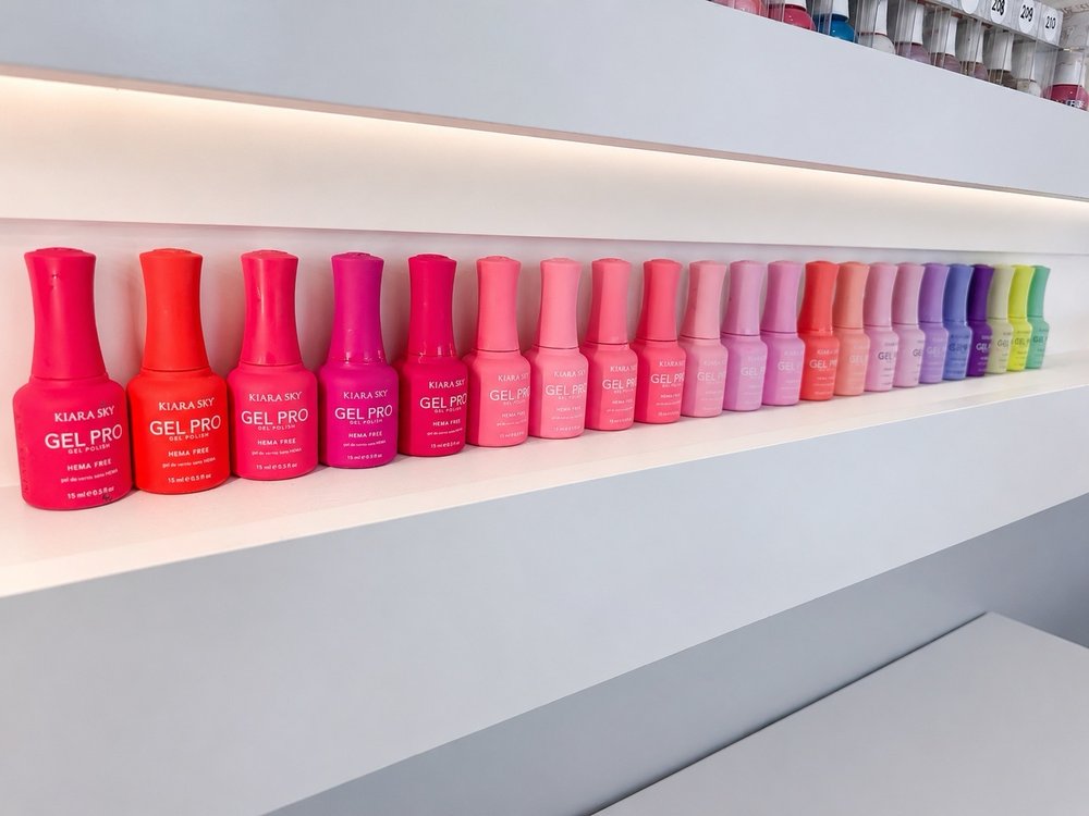 Divine Nails Logo
