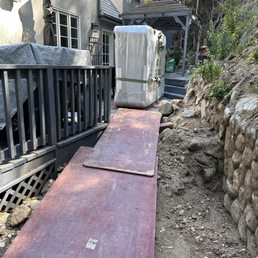 LA very narrow path from backyard to front yard, and flexible to get to OC backyard.