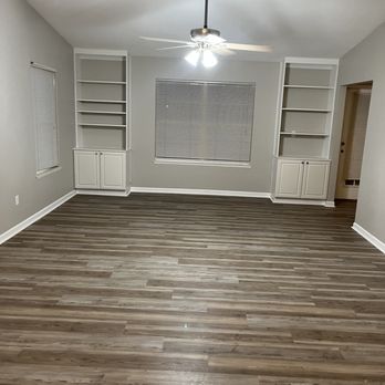 H&B Renovation - empty living room with hard wood floors - General Contractors Near Me - Decatur, Illinois H&B Renovation - empty living room with hard wood floors - General Contractors Near Me - Decatur, Illinois