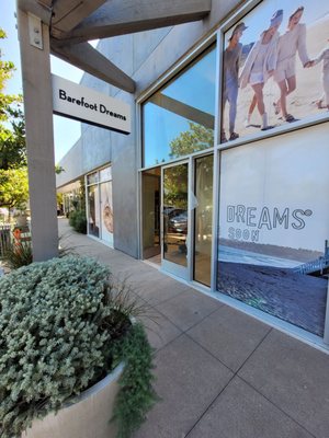 Barefoot Dreams Flagship Store by null
