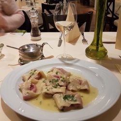 Serviettennudeln mit roter Beete, Ziegenkäse und Honig