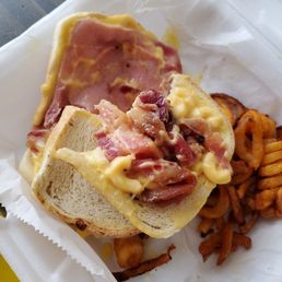 Mac and cheese sandwich. Mac and cheese sandwich.