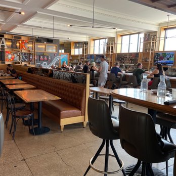 Holt's - Nice little bar area - Pizza Near Me - Park Ridge, Illinois