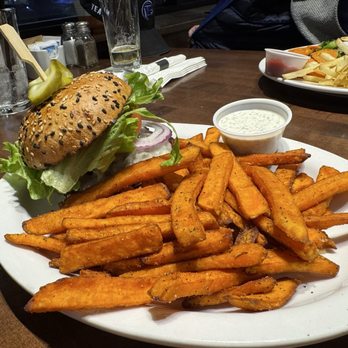 Muggn'z Family Restaurant - Canadian (New) Near Me - Edmonton, Alberta