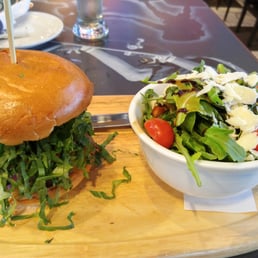 Le Blitz burger (salade jardin en accompagnement) Le Blitz burger (salade jardin en accompagnement)