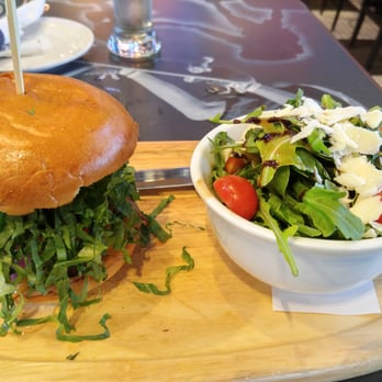 La Cage - Le Blitz burger (salade jardin en accompagnement) - Sports Bars Near Me - Saint-Laurent, Quebec La Cage - Le Blitz burger (salade jardin en accompagnement) - Sports Bars Near Me - Saint-Laurent, Quebec