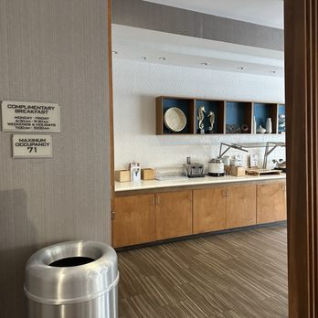SpringHill Suites by Marriott Vero Beach - Breakfast area - Hotels Near Me - Vero Beach, Florida